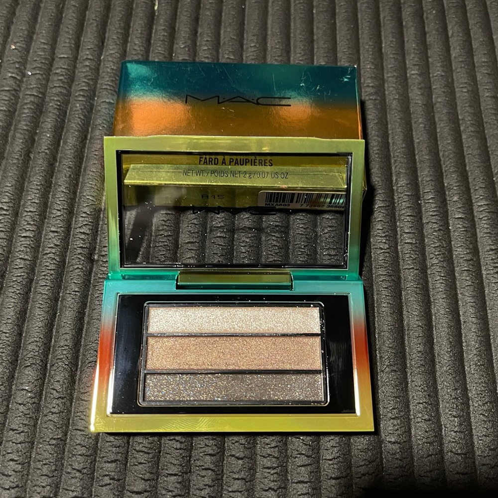 MAC Veluxe Pearlfusion Shadow palette